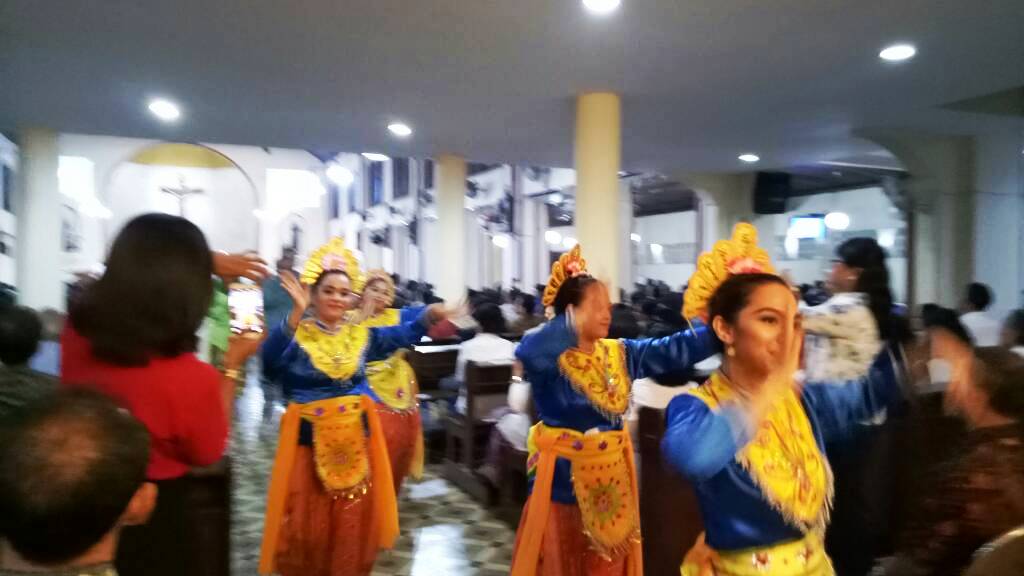 Pada saat perayaan Ekaristi 210 Tahun KAJ, para pembawa persembahan diiringi oleh para penari yang menggambarkan keragaman budaya Indonesia